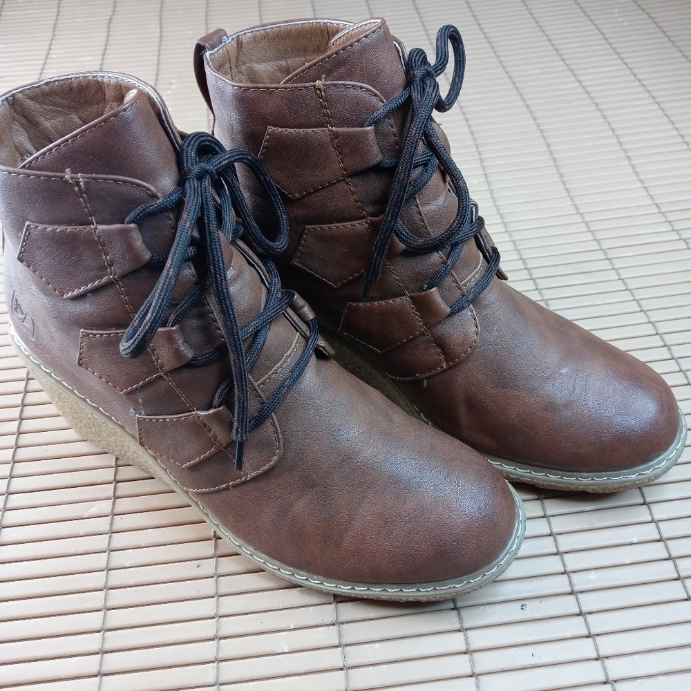 Dirty Laundry women's Wedge Heel brown lace combat Boots US/8M. TUpem